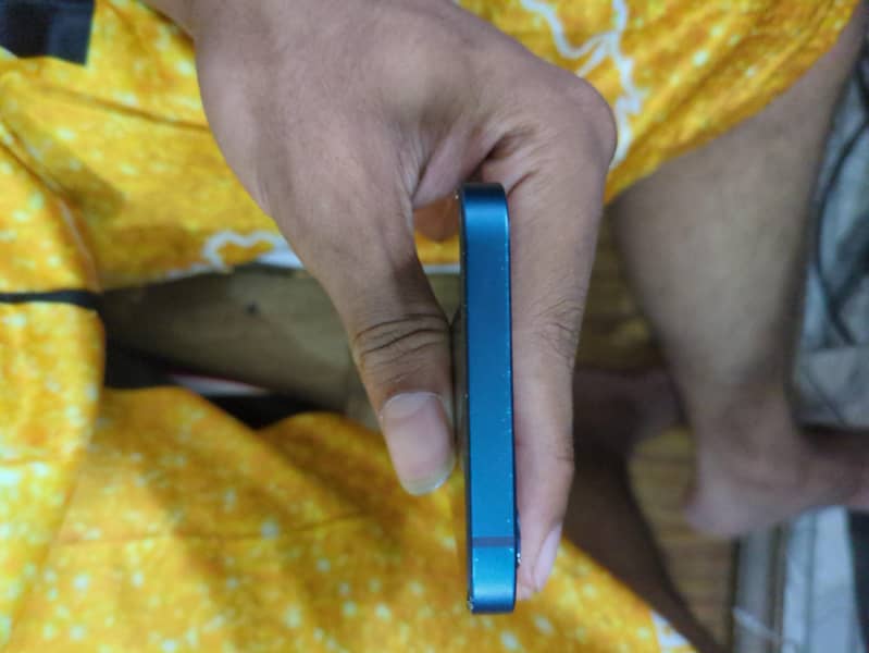 Apple iPhone 12 4