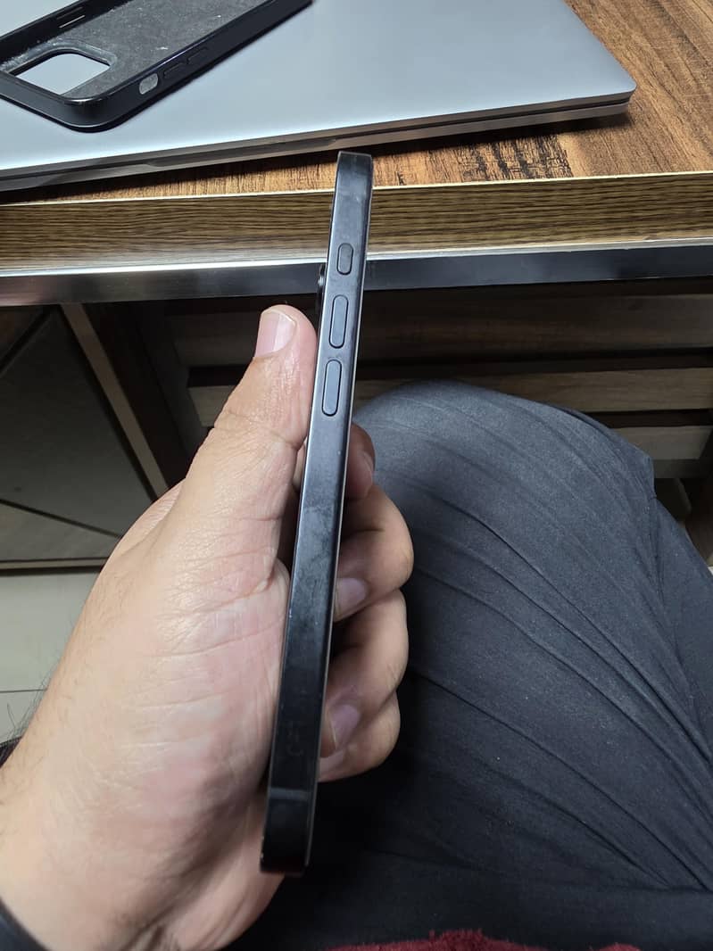 Apple iPhone 17e 1
