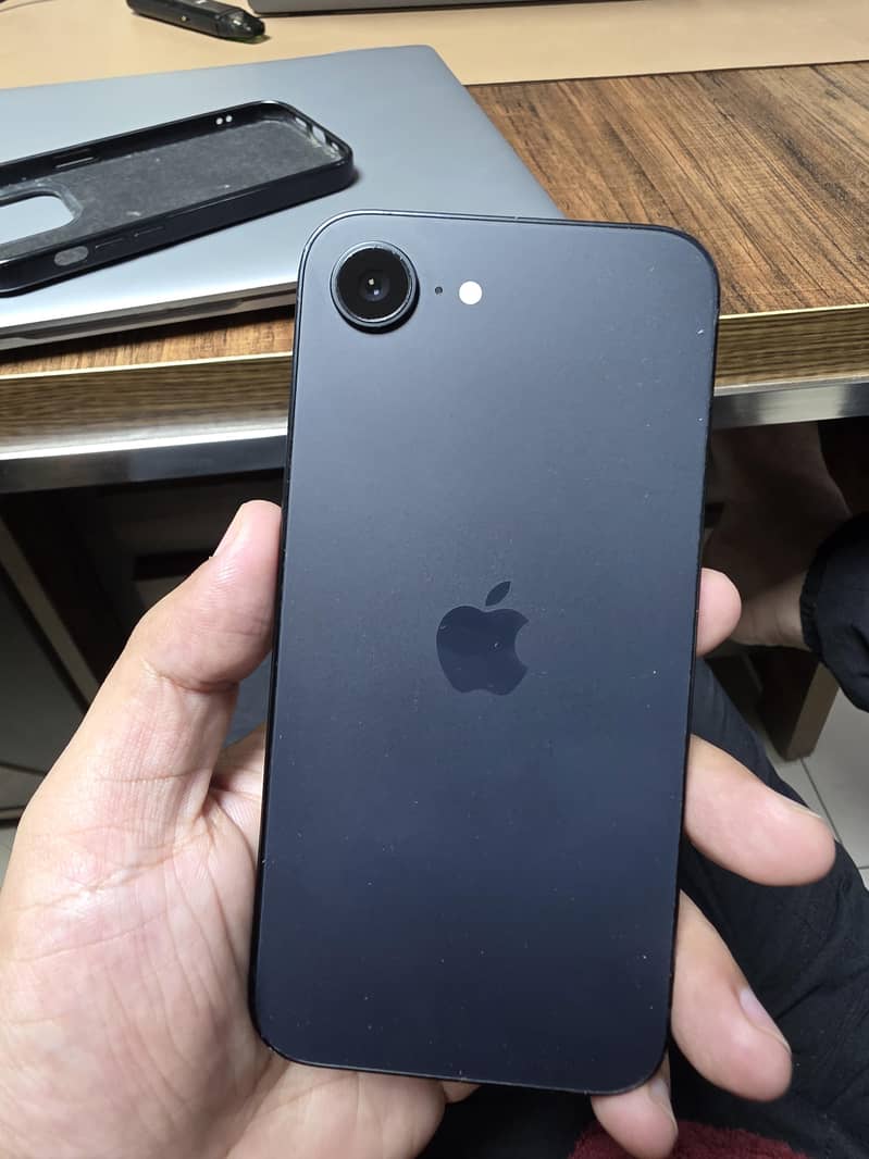 Apple iPhone 17e 5