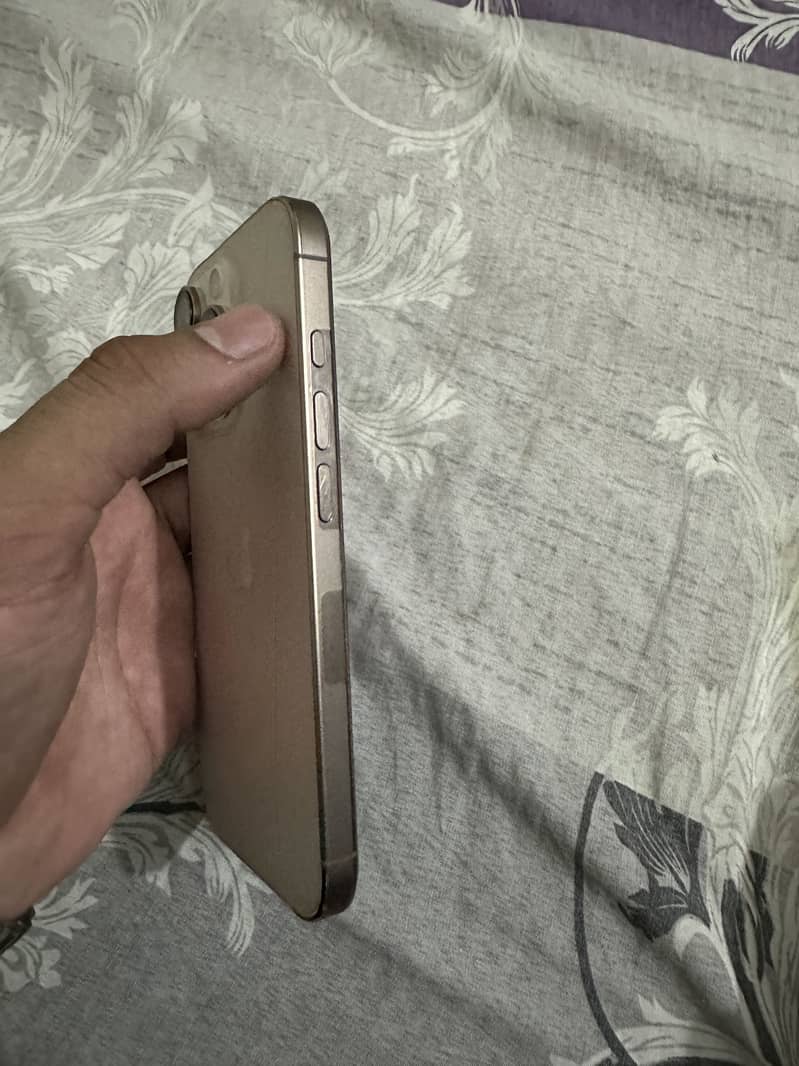 Apple iPhone 16 Pro 1