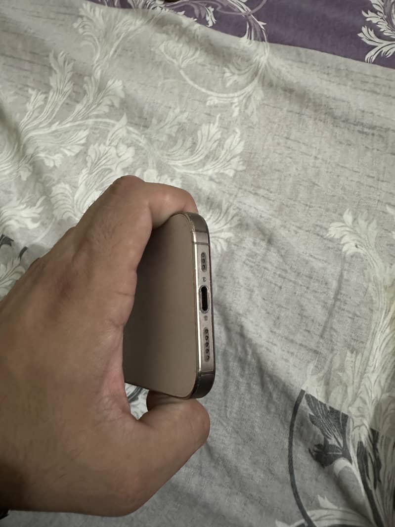 Apple iPhone 16 Pro 2