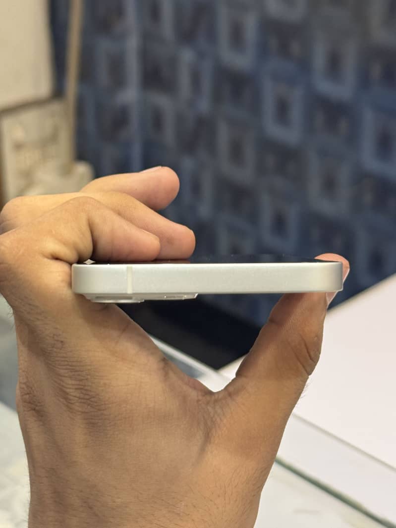 Apple iPhone 13 2