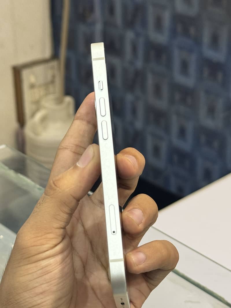 Apple iPhone 13 4