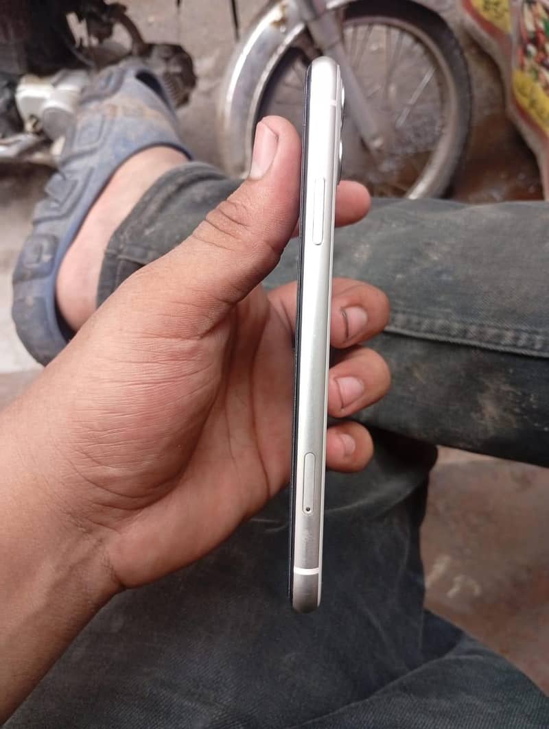 Apple iPhone 11 4