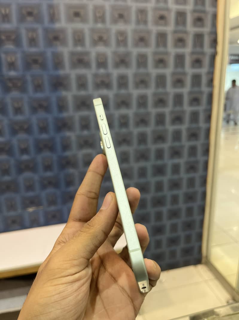 Apple iPhone 15 plus 4