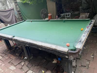 Snooker table 5/10 for sale with all pieces 3 sticks 3 red balls