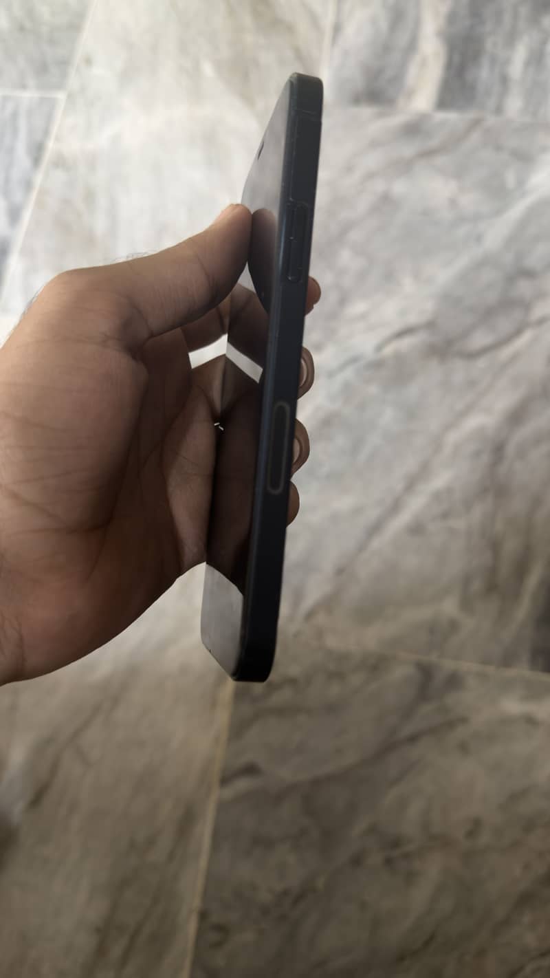 Apple iPhone 12 4