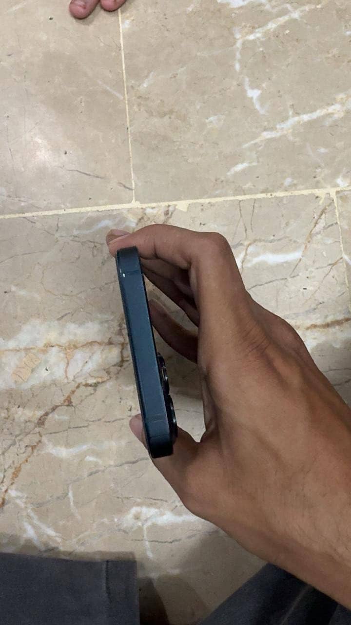 Apple iPhone 13 2