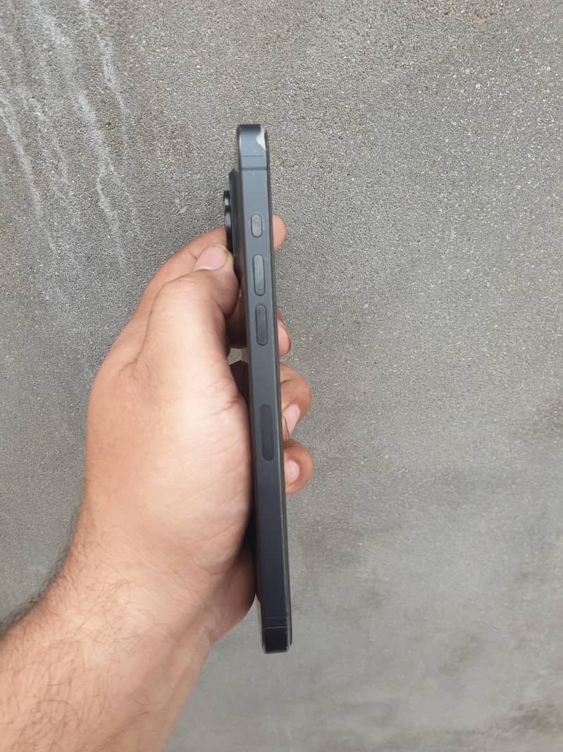 iPhone 15 Pro Max 4