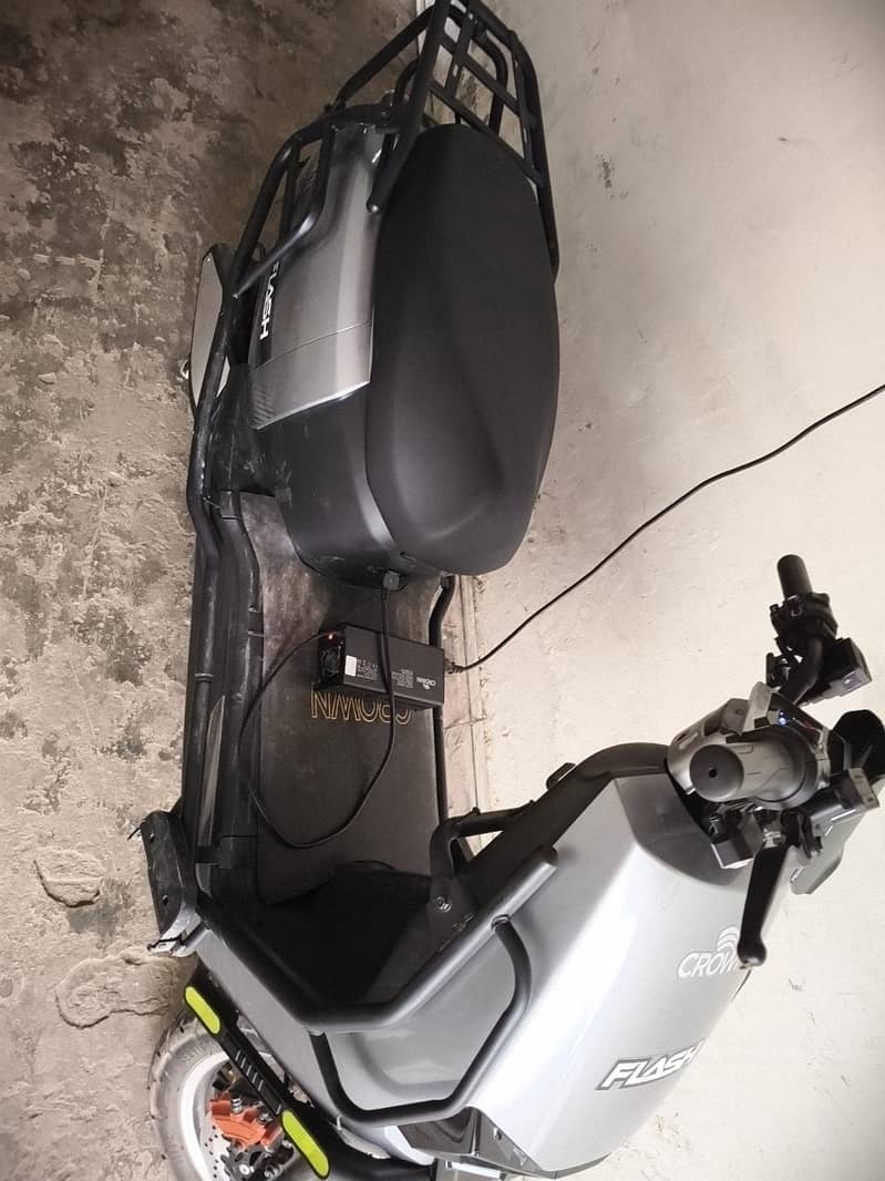 Crown Flash 4