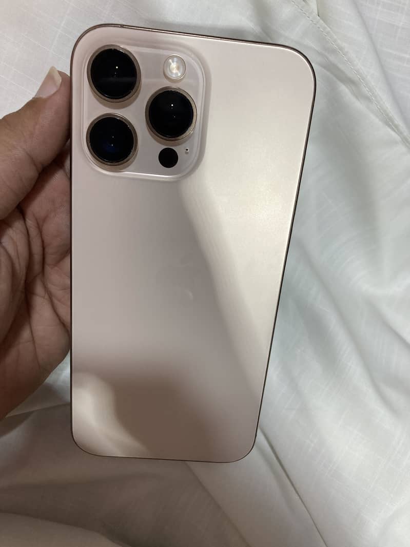 Apple iPhone 16 Pro Max 4