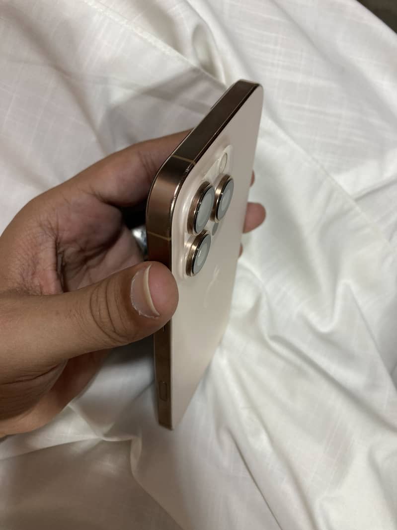 Apple iPhone 16 Pro Max 6