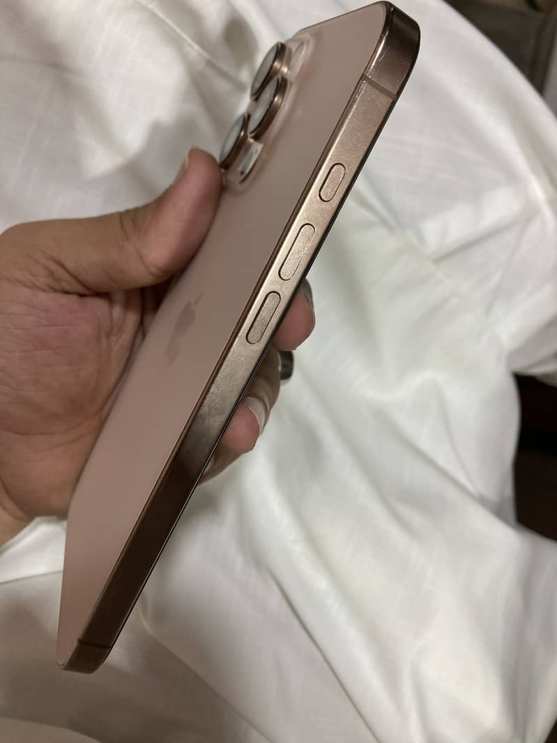 Apple iPhone 16 Pro Max 9
