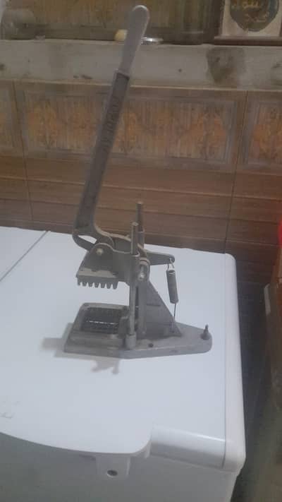 Chips cutter