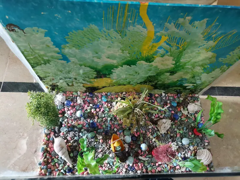 glass fish tank aquarium with inside accessories — photo 4