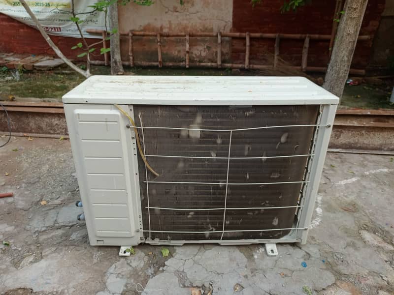 گری ڈیڑھ ٹن کا اے سی کنڈیشن بالکل نیو ہے سروس ہوا ہوا ہے اور کولنگ ب 5