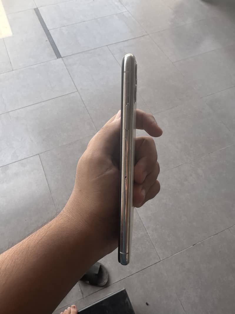 Apple iPhone 11 Pro Max 4