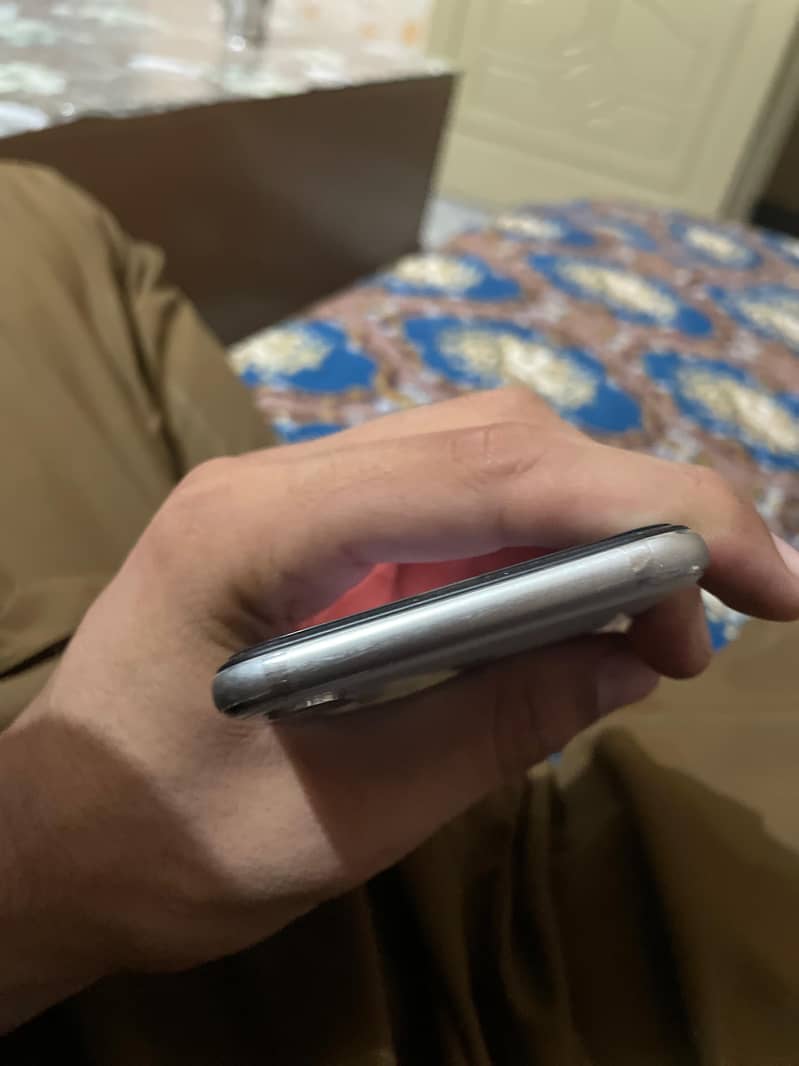 Apple iPhone X 4