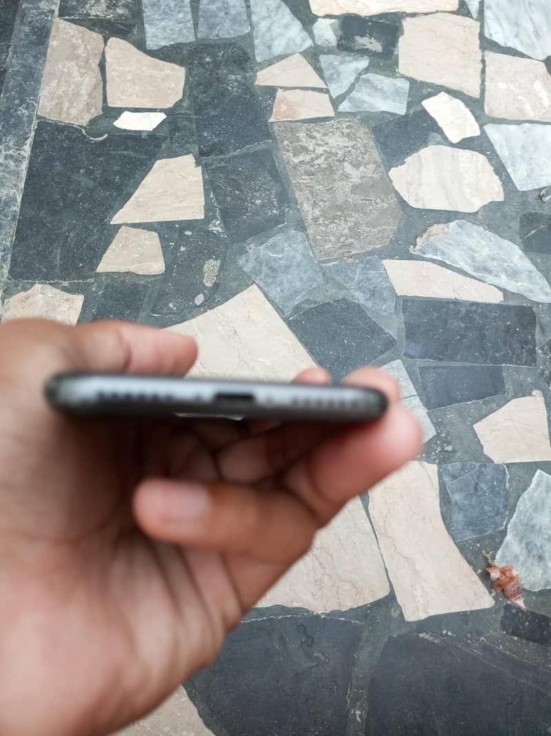 Apple iPhone 8 3