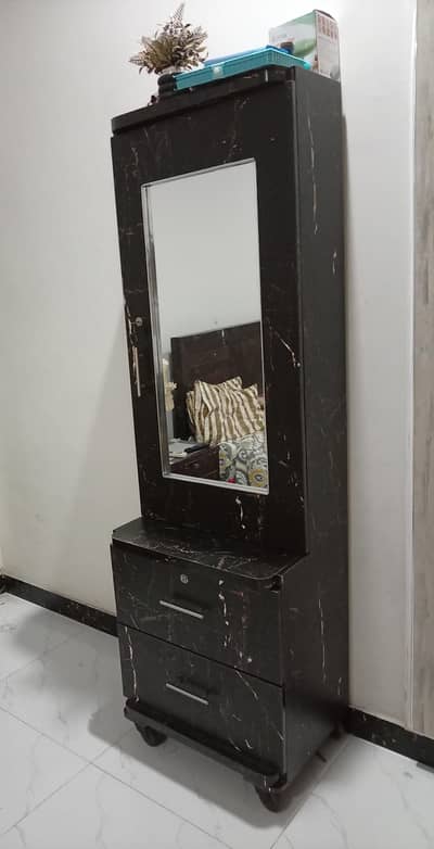 modern dressing table moveable 6.5 foot lenght 2 foot width with tyres