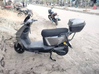 bilkl new h 1500 km Chali h 19 month warranty baqi h