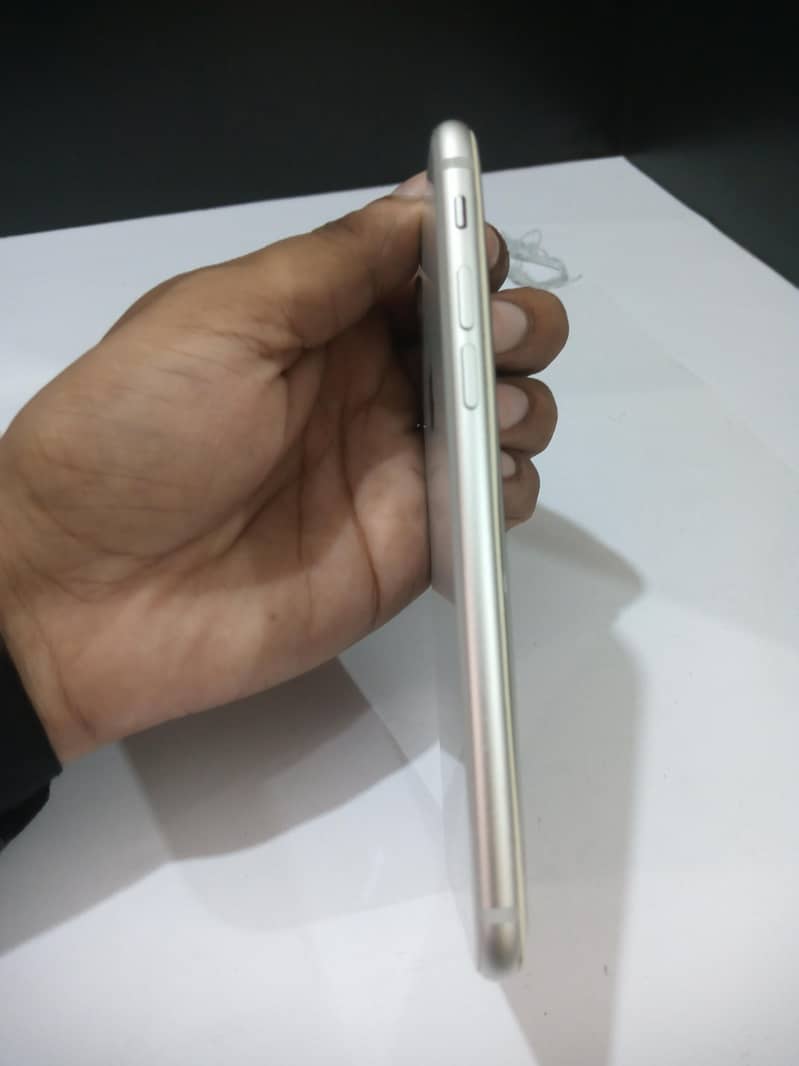 Apple iPhone 8 3