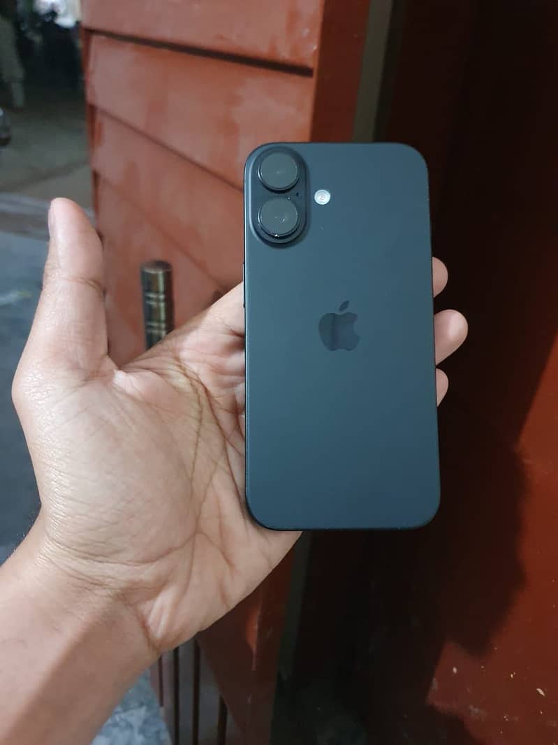Apple iPhone 16 3