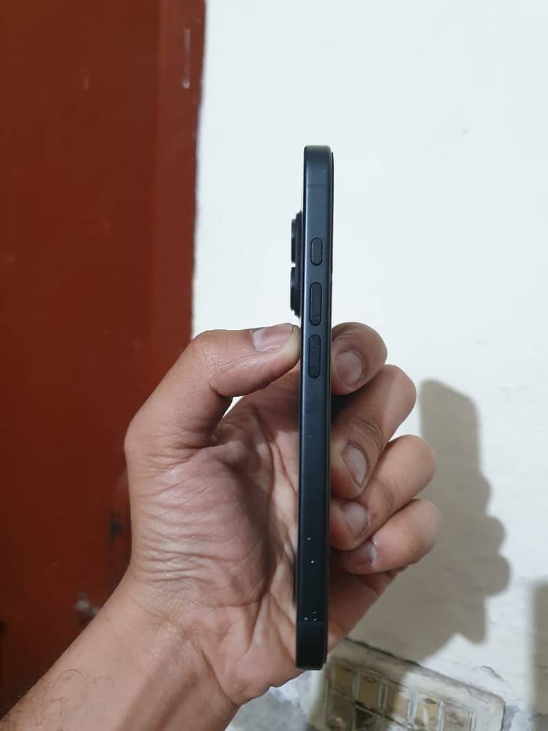 Apple iPhone 16 4