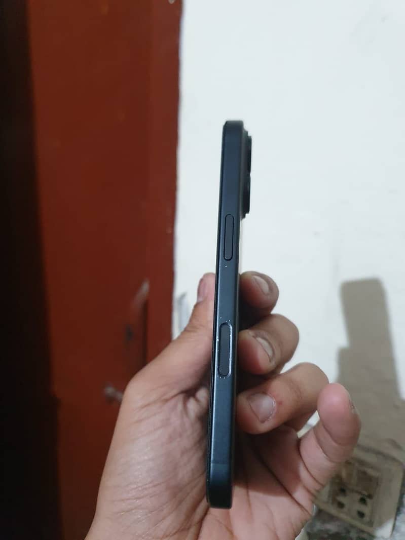 Apple iPhone 16 6