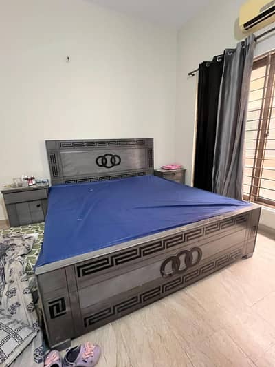 Complete bed set with side table and dressing