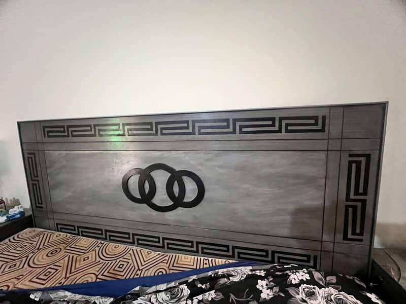 Complete bed set with side table and dressing 2