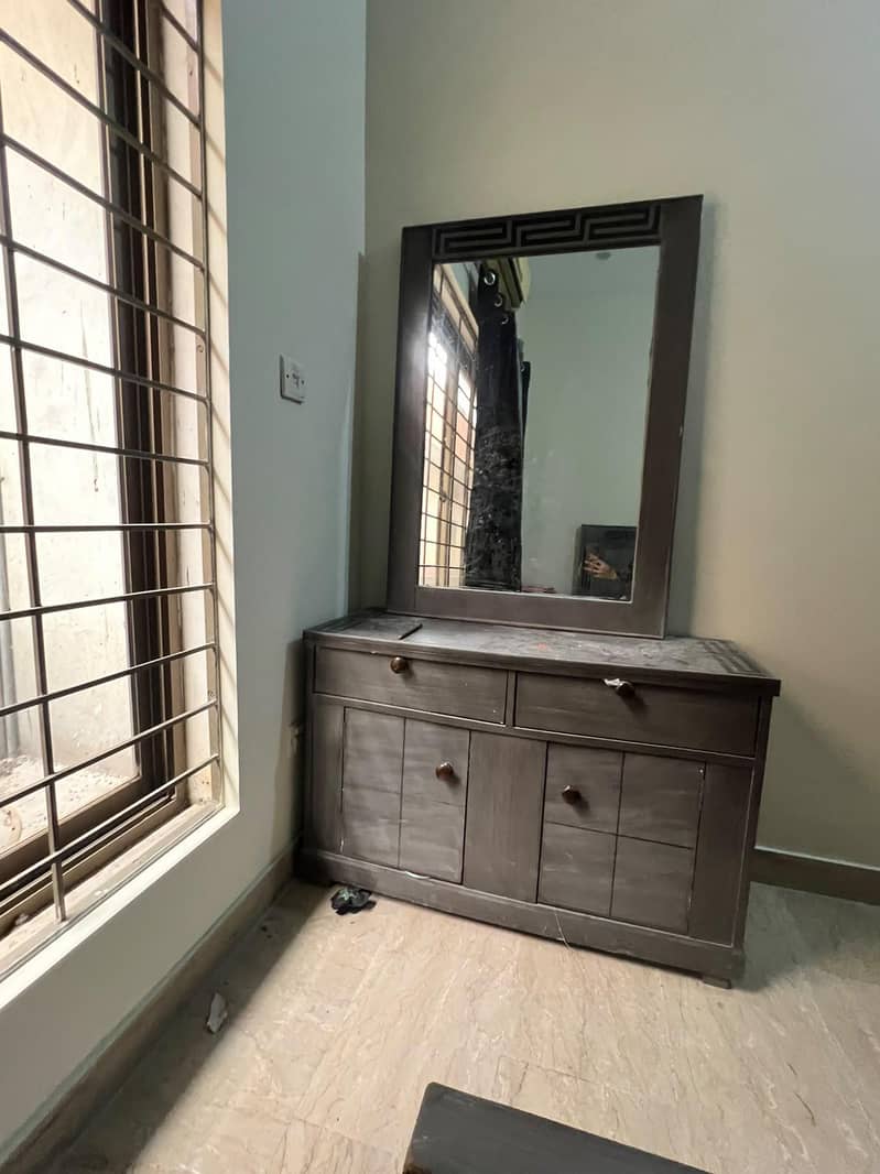 Complete bed set with side table and dressing 3