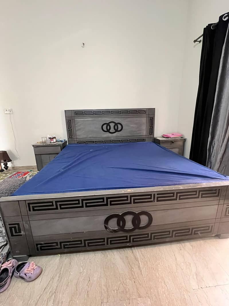 Complete bed set with side table and dressing 4