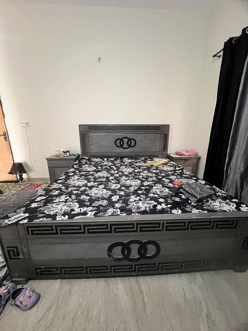 Complete bed set with side table and dressing 6