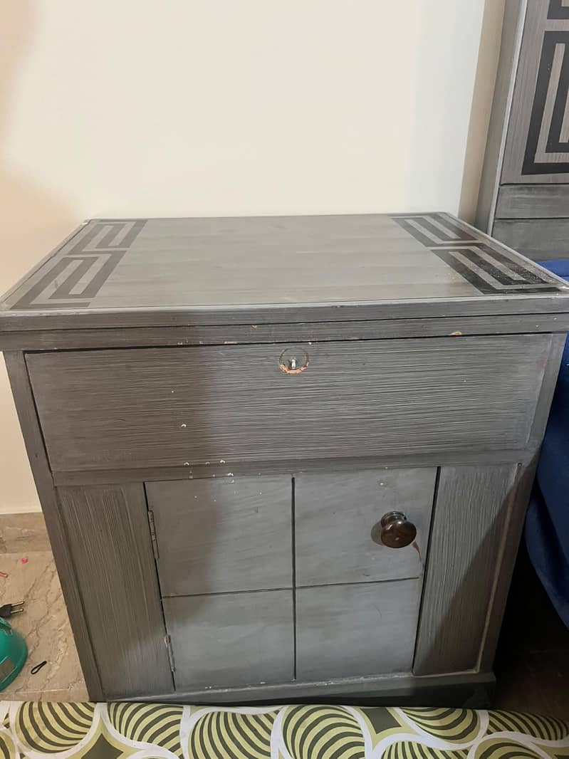 Complete bed set with side table and dressing 9
