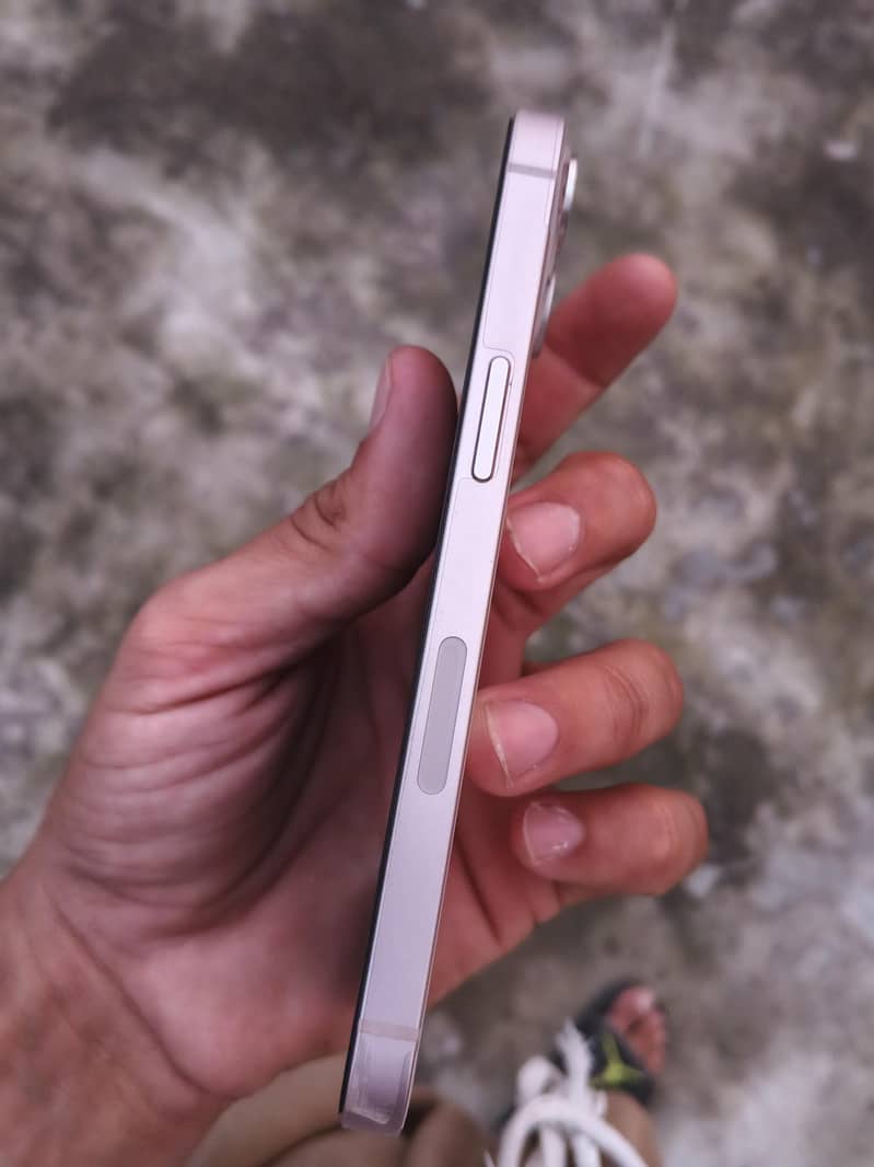Apple iPhone 13 4