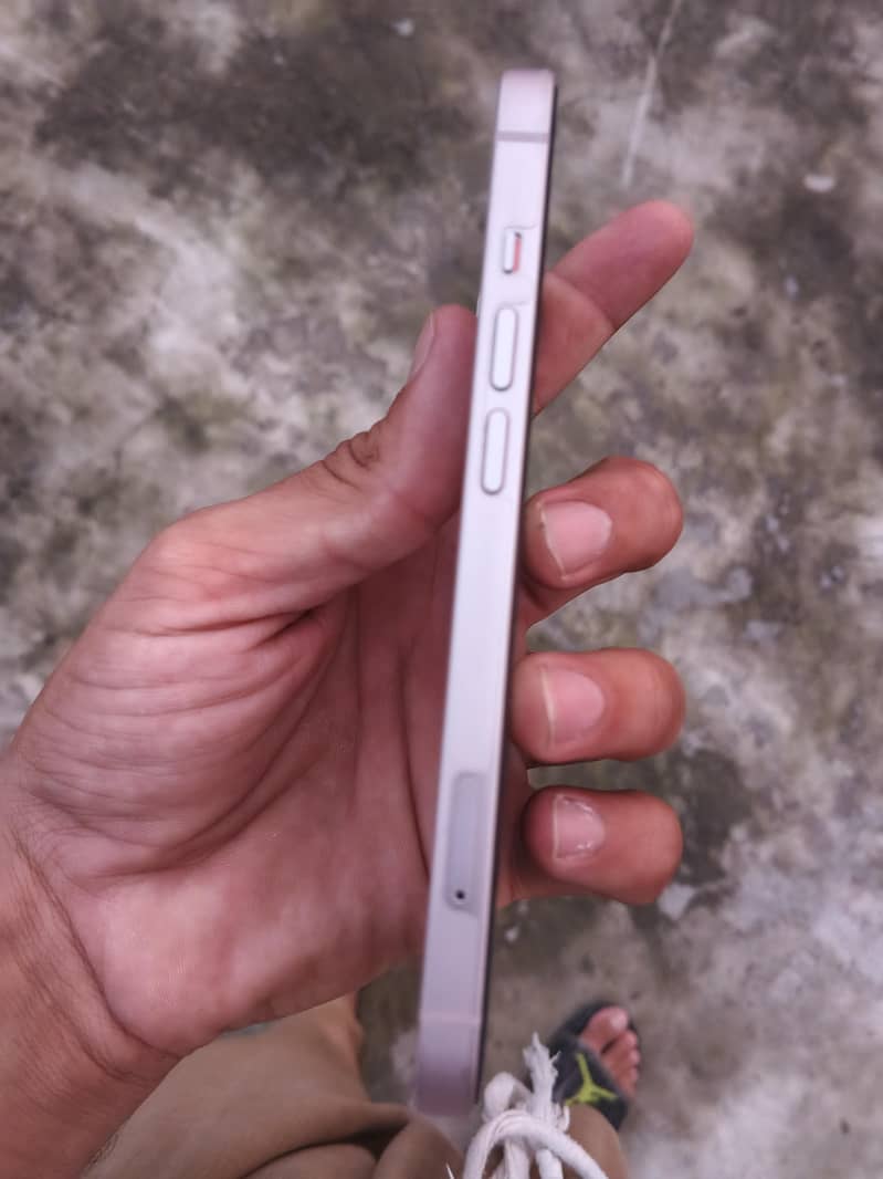 Apple iPhone 13 5