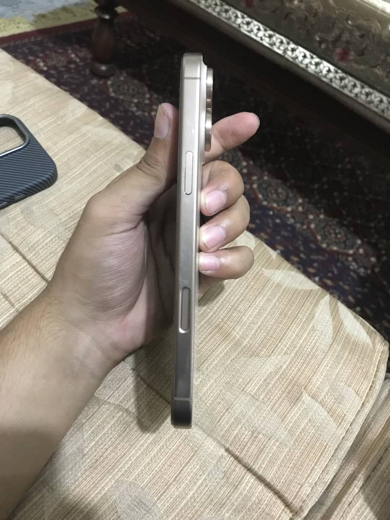 Apple iPhone 16 Pro Max 2