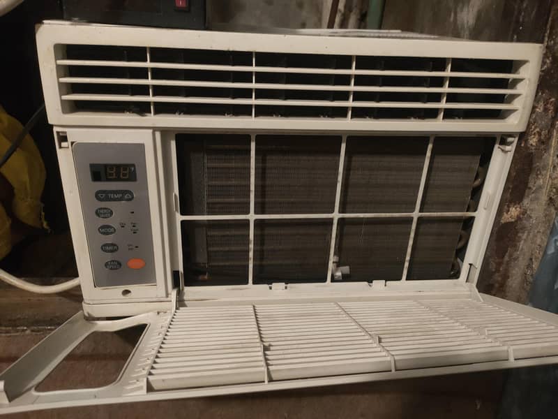 window AC 1