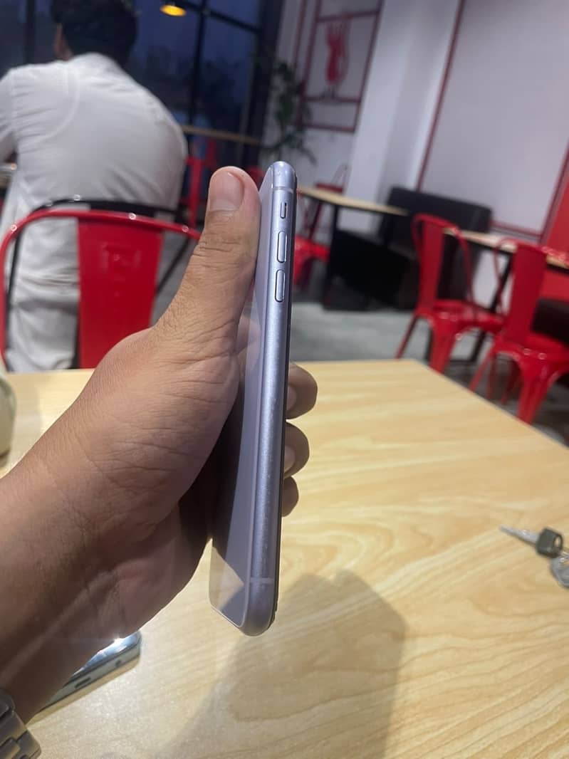 Apple iPhone 11 4