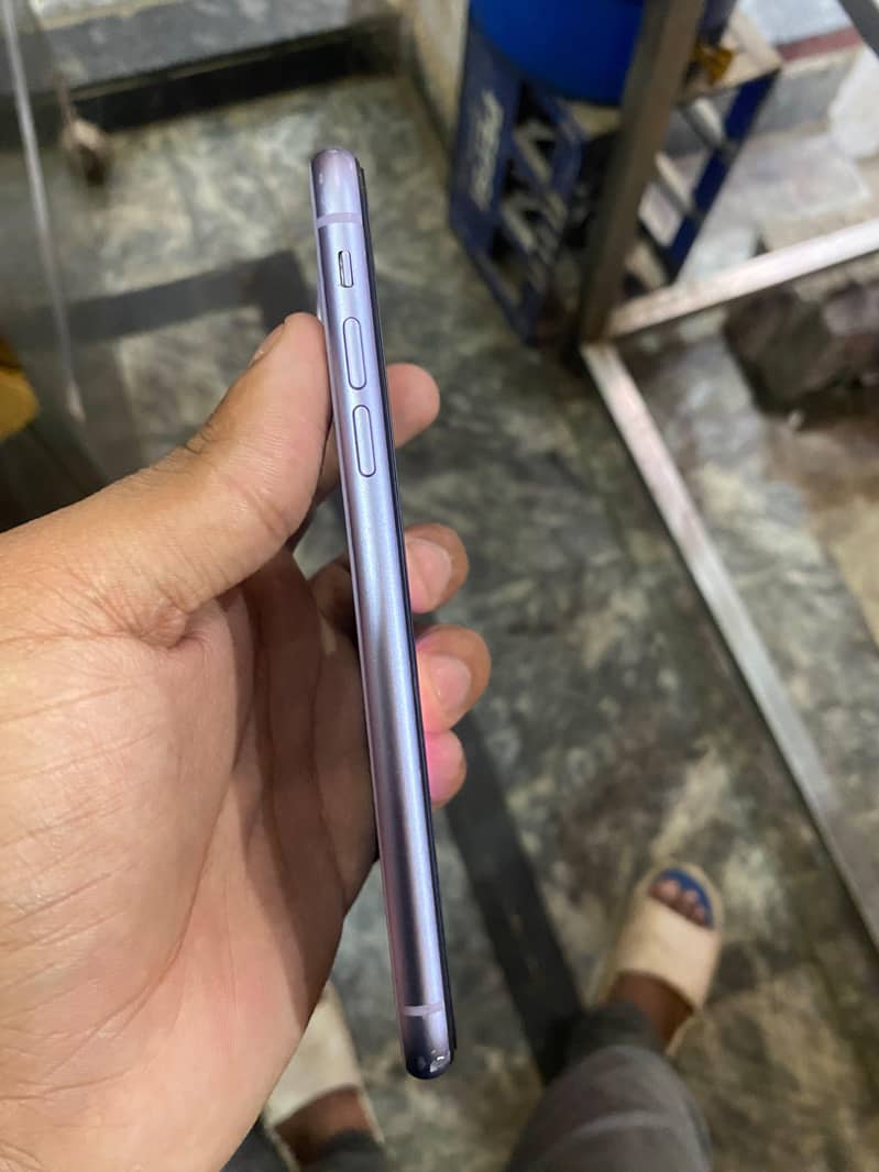 Apple iPhone 11 4
