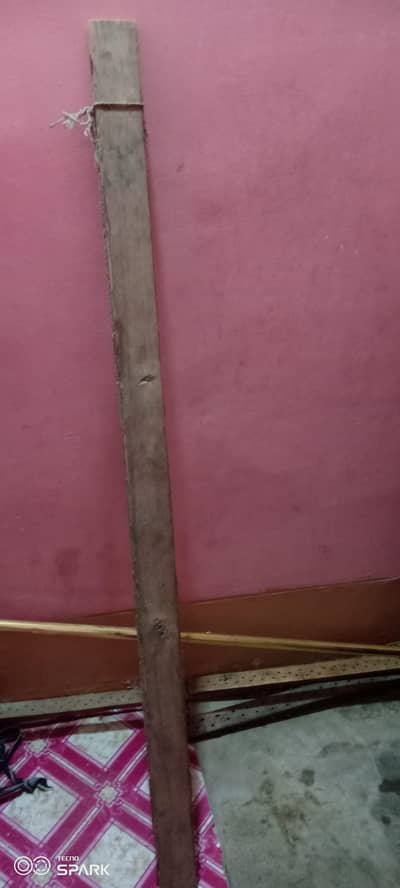 Material: Heavy & Durable Wood (مضبوط اور پائیدار لکڑی)