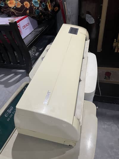 Used ac urgently for sale. Gas storage and Remote and copper paip kit