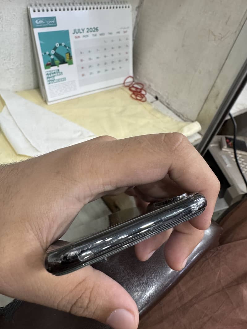 Apple iPhone X 4
