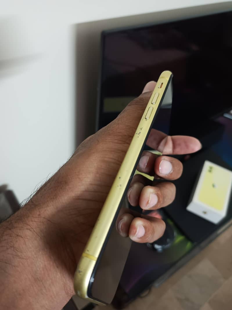 Apple iPhone 11 4