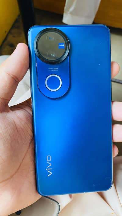 Vivo V50