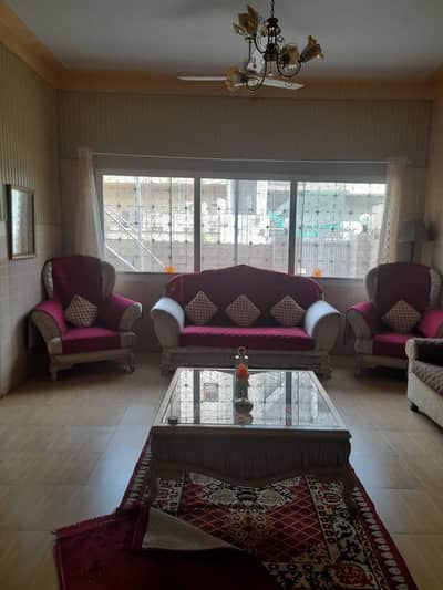 Gourmet 5 seter sofa set with table in excellent condition