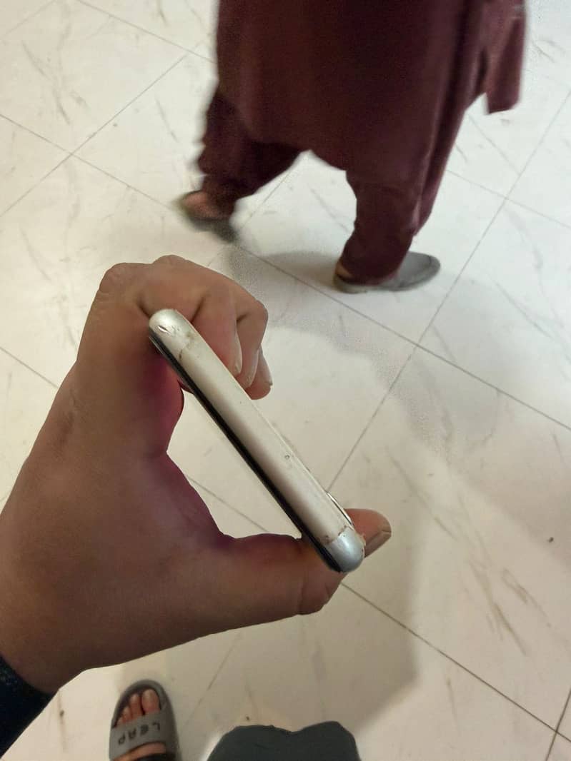 Apple iPhone 11 3