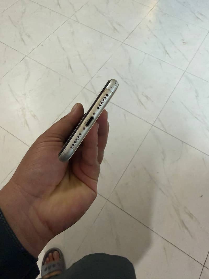 Apple iPhone 11 4