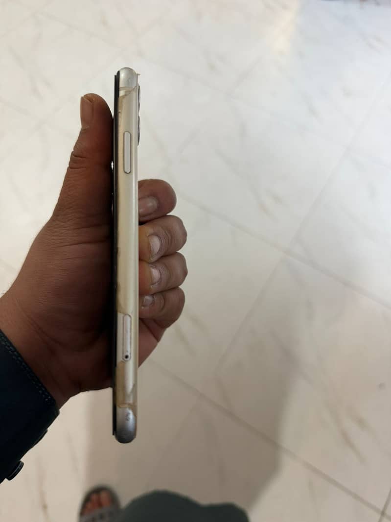 Apple iPhone 11 7